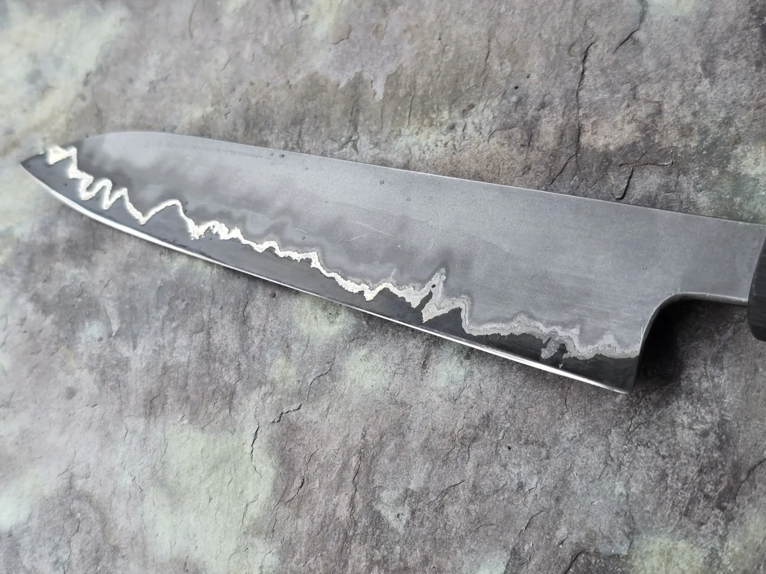 Etched layer boundary and metal flow in laminated steel